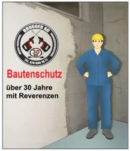 Brugger Mann mit gelbem Helm und blauer Arbeitskleidung Steht im Keller, bereit für den Bautenschutz