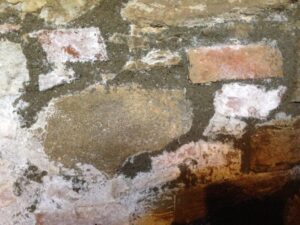 Risse mit Wasseraustritt