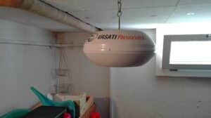 Elektroosmosegerät hängt von der Decke