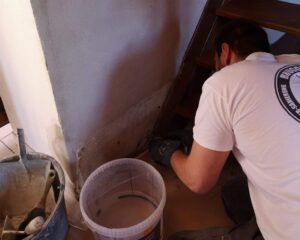 Klein Kellersanierung im Altbau, aufsteigende Feuchtigkeit bei der Treppe in Arbeit