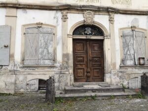 Hauseingang mit aufsteigender Feuchtigkeit