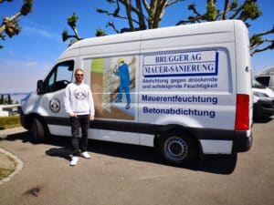 Simon Sagasser vor dem Firmenfahrzeug von Brugger AG Mauer-Sanierung