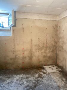 Kellerwand mit Zwischenputz, Vertikalsperre wurde über die Bohrlöcher eingefügt