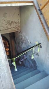 steiler Treppenabgang zu feuchtem Keller