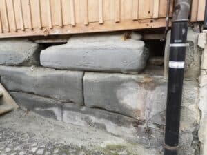 Feuchte Keller sind ein Dauerproblem. Mit Innen- oder Aussenabdichtungen, Drainagen und Sanierputzen lassen sich Mauern nachhaltig trockenlegen.