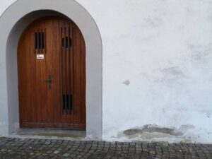 Aufsteigende Feuchtigkeit an der Fassade