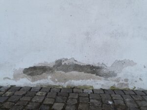 Auch an der Fassade aussen hilft die Horizontalsperre