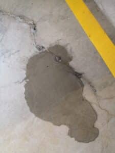Wasserführender Riss im Boden
