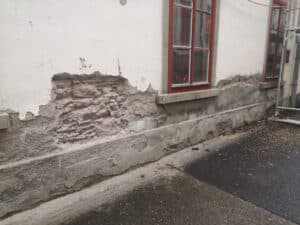 Horizontalsperre im Mauerwerk Horizontal aufsteigende Feuchtigkeit bei einer Außenwand