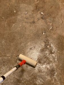 Risse und Feuchtigkeit im Betonboden der Boden Garagen-Bodenbeschichtung