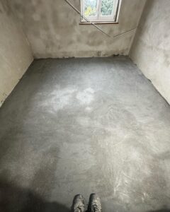Geschliffen und ausgebesserter BodenVorgrundierung des Garagenboden
