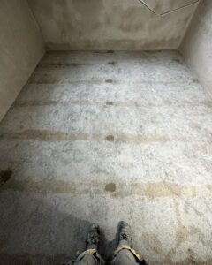 Ablauf Bodenbeschichtung für Garage und KellerGeschliffen und ausgebesserter Boden