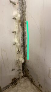 Bei einer Mauerwerksinjektion werden Bohrlöcher in einem in die Wand gesetzt