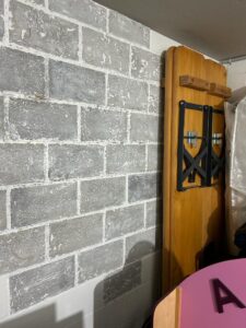 Die Feuchtigkeit kommt durch die Wand