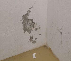 Dunkle Flecken im unteren Wandbereich