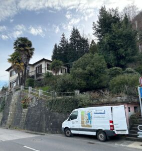Brugger Auto steht im Tessin vor einer Villa