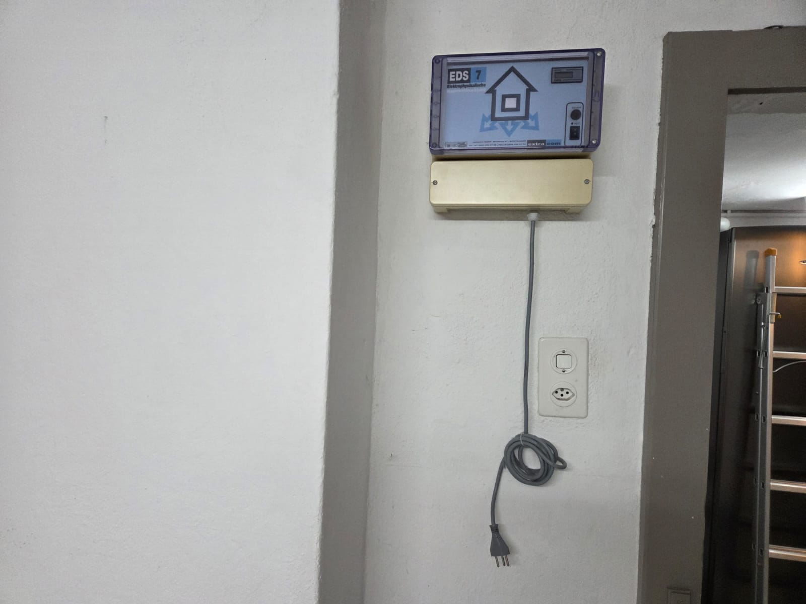 Elektroosmose Gerät an der Wand, deaktiviert