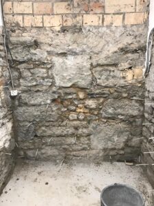 Offenes Misch-Bruchsteinmauern