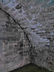Gewölbekeller mit Bruchsteinmauer, feuchtem Mauerwerk