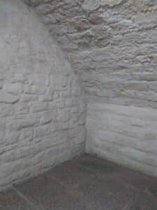 Gewölbekeller mit Bruchsteinmauer, mit trockenem Mauerwerk