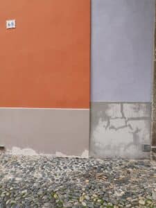 Sockel Mauer-Sanierung ohne Erfolg Aufsteigende Feuchtigkeit findet wieder statt