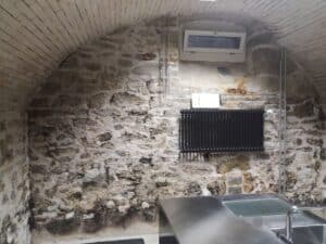 Gewölbekeller mit Bruchsteinmauer, feuchtem Mauerwerk