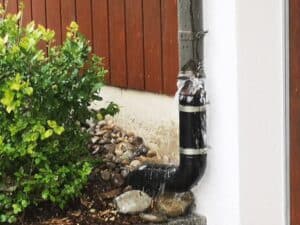 Dachabwasserleitung ist im Boden verstopft.