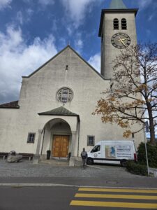 Mindestens zweimal jährlich Dach, Kehlen, Rinnen und Fallrohre, einmal jährlich Fassade und Sockel. Bei akuten Problemen zusätzlich nach Starkregen oder Sturm.