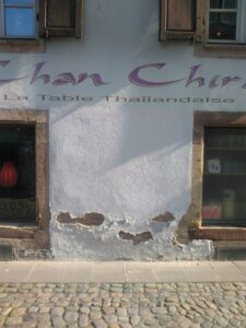 Vielleicht kennst du das: Die Fassade deines Altbaus sieht müde aus, die Heizkosten steigen und gleichzeitig hast du Angst, mit einer Dämmung irgendetwas „kaputtzusanierten“. Man hört von Schimmel nach Innendämmung, Algen auf WDVS und abgeplatzten Putzen – und plötzlich fühlt sich jede Entscheidung riskant an. Genau hier hilft ein klarer Fahrplan, wie du deine Fassade energetisch verbesserst und vor Feuchtigkeit schützt, ohne dir neue Bauschäden einzuhandeln.