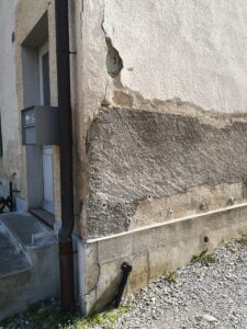 Eine Nachträgliche Horizontalsperre unter dem Sockel ist möglich