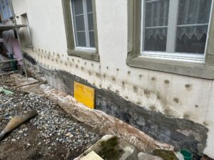 Aussenwand abgedichtet gegen aufsteigende Feuchtigkeit