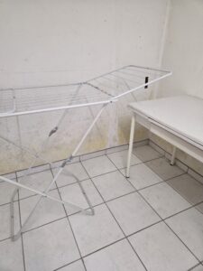 Wäsche trocknen im Keller