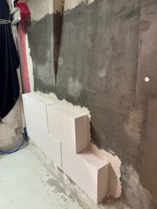 Nachhaltige Sanierung von Feuchtigkeitsflecken an Wand