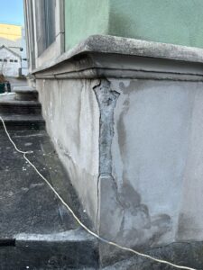 Bautenschutz vor der Haussockel Abdichtung.