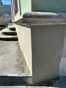 Bautenschutz vor der Haussockel Abdichtung.