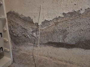 Kapillarwirkung: Aufsteigende Feuchtigkeit im Mauerwerk