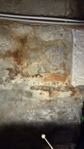 Der Kristallisationsdruck zerstört das Mauerwerk