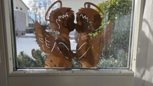 Schwitzwasser am Fensterglas entsteht, wenn warme, feuchte Raumluft auf eine kalte Oberflächen trifft.