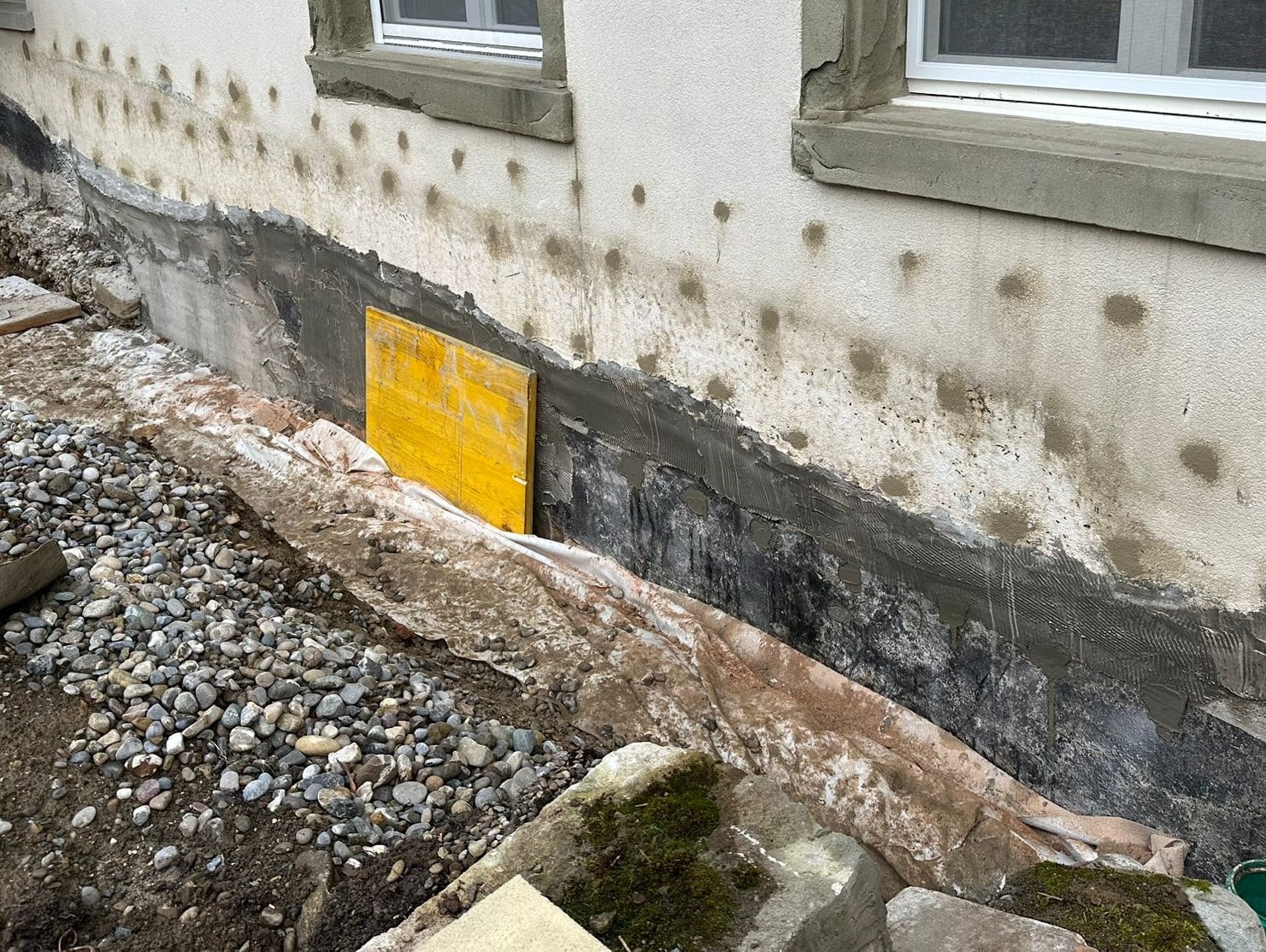 Mauerentfeuchtung Horizontalabdichtung funktioniert von Aussen und Haus Inneren Seite