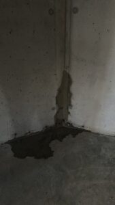 Eine Arbeitsfuge zwischen Boden und Wand zu Wand ist auch ein Betonübergang