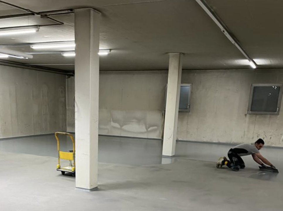 Die Betonbeschichtung Keller ist eine effektive Massnahme, um den Kellerboden vor Feuchtigkeit, Abrieb und chemischen Einflüssen zu schützen.