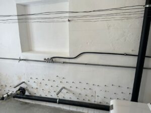 Bei der Mauerwerksinjektion werden flüssige oder gelartige Stoffe unter Druck in das Mauerwerk eingebracht