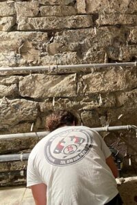 Eine Sandsteinmauer entfeuchten bedeutet, die Ursache der Feuchtigkeit präzise zu identifizieren