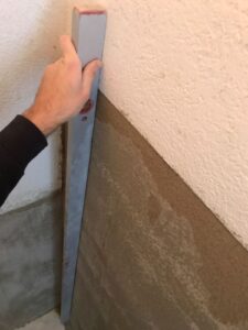 Effektive Methoden der Mauerentfeuchtung Betonwand