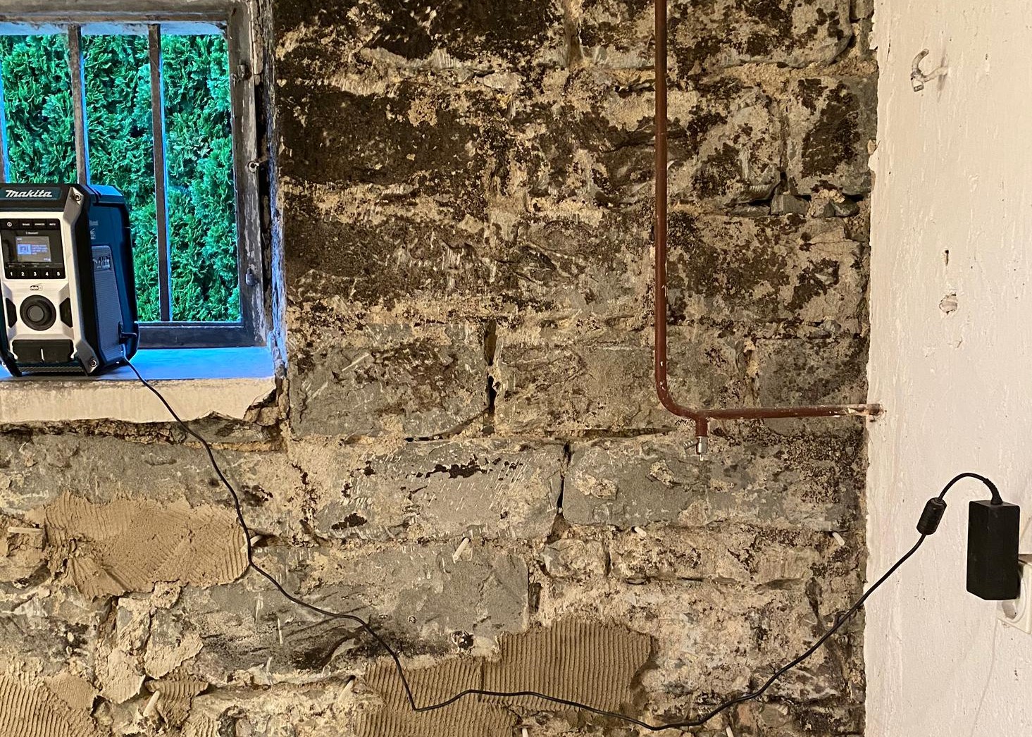 Eine Sandsteinmauer entfeuchten bedeutet, die Ursache der Feuchtigkeit präzise zu identifizieren und gezielt zu beheben.