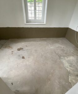 Feuchtigkeit die aus dem Erdreich im Mauerwerk aufsteigt