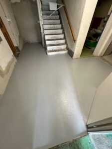 Eine Betonbeschichtung im Keller ist eine schützende Schicht, die auf einen Betonboden aufgetragen wird