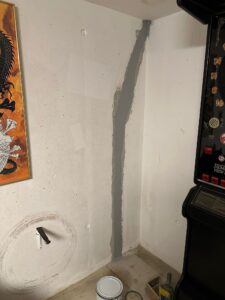 Setzungsrisse im Keller mit Flexibler Oberflächenabdichtung