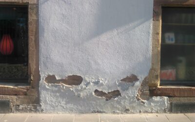 Aufsteigende Feuchtigkeit Mauerwerk: 5 Anzeichen und dauerhafte Lösungen