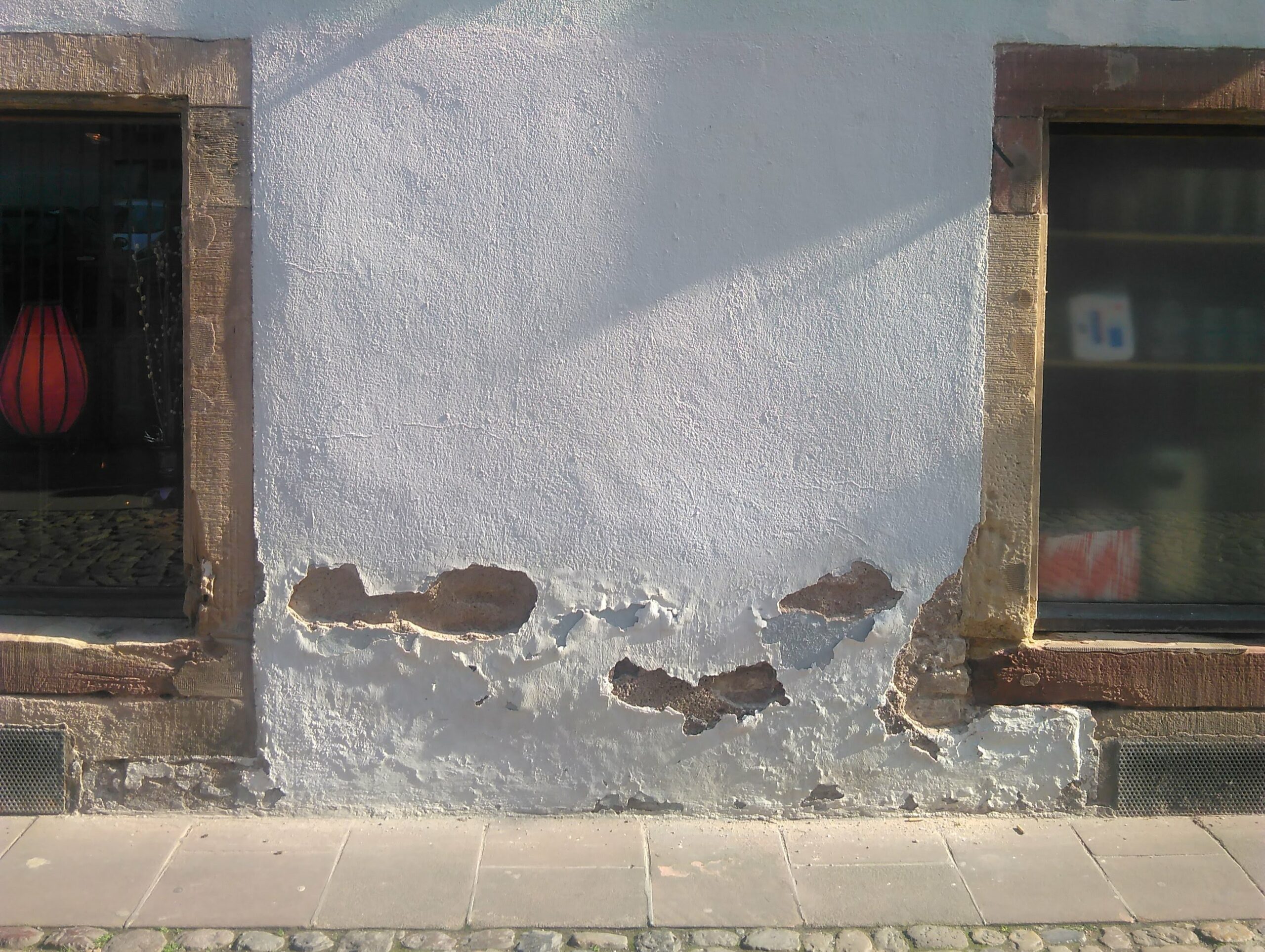 Aufsteigende Feuchtigkeit Mauerwerk benötigt eine Horizontalsperre